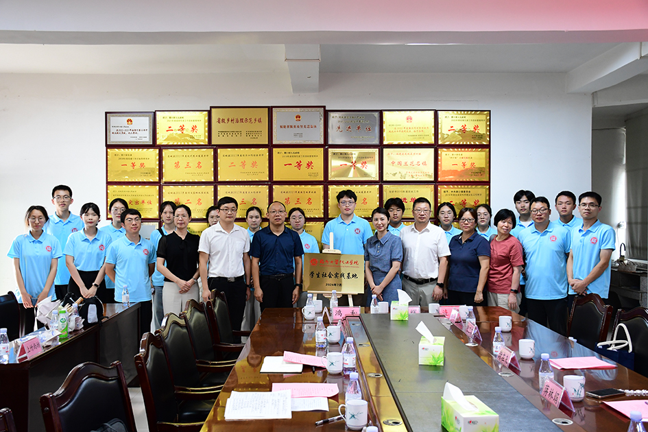 4 91吃瓜
社会实践基地落户朋口化工园区.JPG